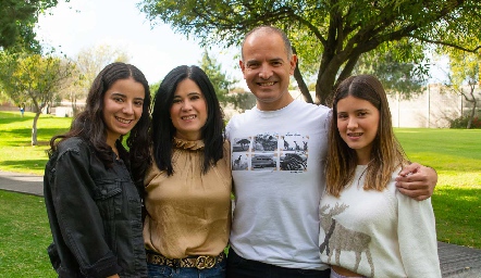  Familia Navarro Alderett: Daniela, Martha, Héctor e Isa.