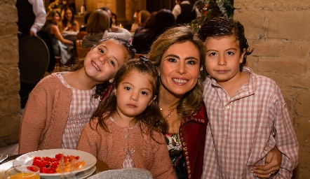  Claudia Oliva con sus hijos Roberta, Victoria y Mauricio.