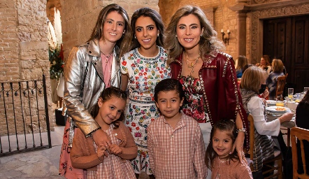 Regina con sus hermanas Nuria y Claudia Oliva y sus sobrinos Roberta, Mauricio y Victoria.