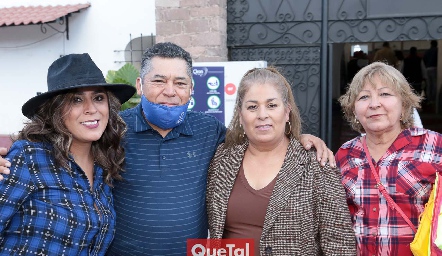  Rogelio Rodríguez, Hilda Hernández, Blanca de la Torre y Carmen Rodríguez.