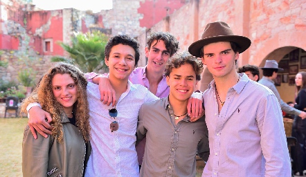  Camila Meade con sus amigos.