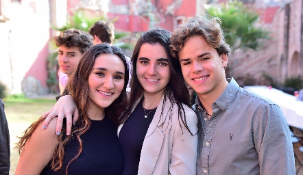  Camila Meade con sus amigas.