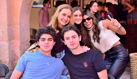  César Morales, Lorenza Hinojosa, Pato Sarquis, Lorena de la Garza, Camila Reyes.