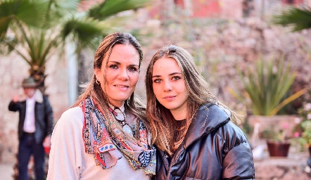  Camila Meade con su hermano y su papá.