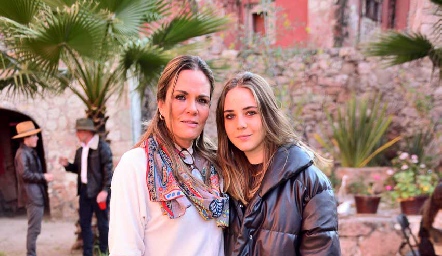  Anuschka Meade con su hija Joaquina Morales.