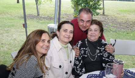  Verónica, Tití, Javier y Alcalde con su mamá Cristina Nava.