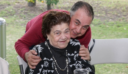  Cristina Nava con su hijo Javier Alcalde.