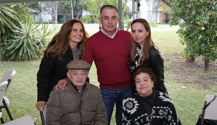  Verónica, Javier y Marcela Alcalde con sus papás Tomás Alcalde y Tití Nava de Alcalde.