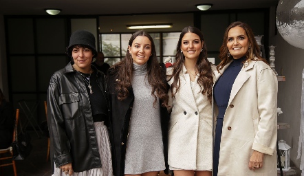  Daniela, Marisol y Gaby González con su mamá Gabriela Villanueva.