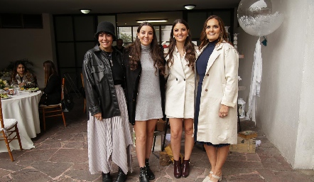  Daniela, Marisol y Gaby González con su mamá Gabriela Villanueva.