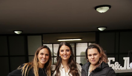  Gaby González con sus cuñadas.