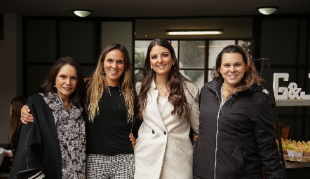  Cecilia Jiménez y sus hijas le dieron la bienvenida Gaby González a su familia.