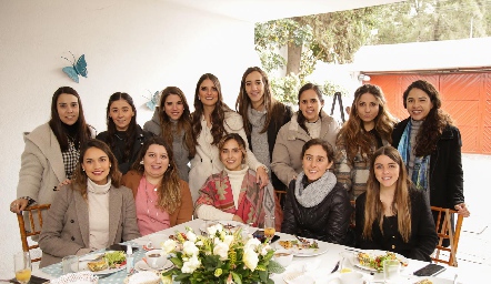  Gaby González con sus amigas.