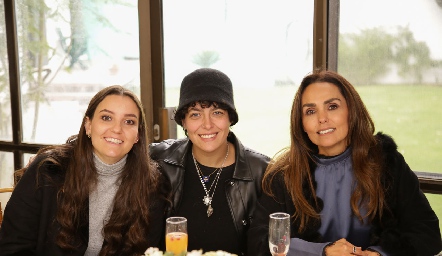  Marisol y Daniela González con Marianela Villanueva.