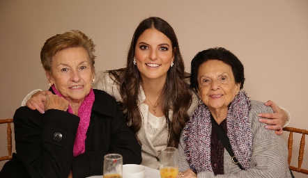  La novia con sus abuelitas, Yuya Martí, Gaby González y Eva Ponce.