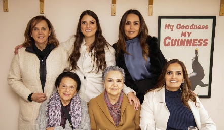 Lucy Villanueva, Gaby González Villanueva, Marianela Villanueva, Eva Ponce, María Rosa y Gaby Villanueva 