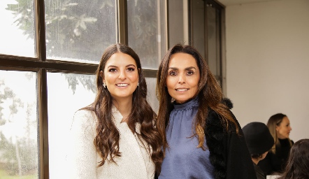  Gaby González con su tía Marianela Villanueva.