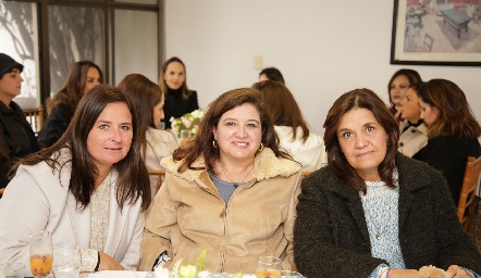  Lucía Villanueva, Ale Saiz y Maribel Martínez.