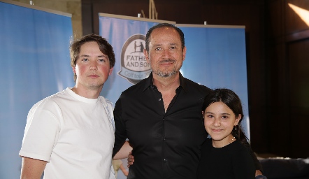  Manuel Toledo con sus hijos Manuel y Sofi.