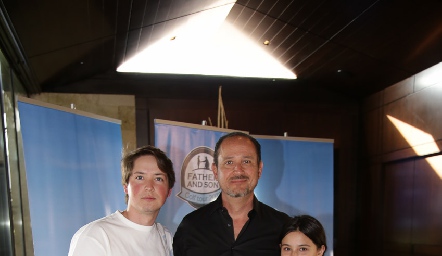  Manuel Toledo con sus hijos Manuel y Sofi.
