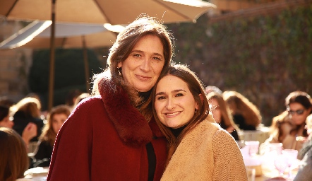  Mónica Leal con su hija Priscila Medlich.