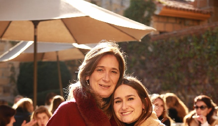  Mónica Leal con su hija Priscila Medlich.