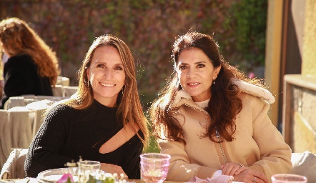  Erika Hayes y Claudia de los Santos.