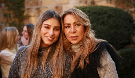  Claudia Rodríguez con su mamá Claudia Hermosillo.
