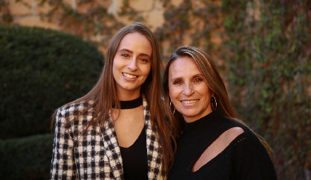 Rommy Cocco con su mamá Erika Hayes.