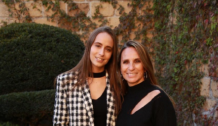  Rommy Cocco con su mamá Erika Hayes.