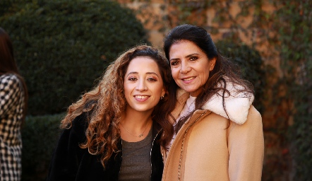  Claudia Pérez con su mamá Claudia de los Santos.
