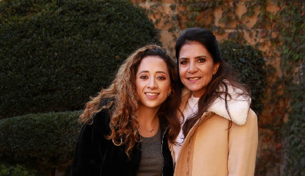  Claudia Pérez con su mamá Claudia de los Santos.