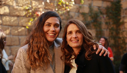  Arantza Herrera con su mamá Alejandra Martínez Abaroa.