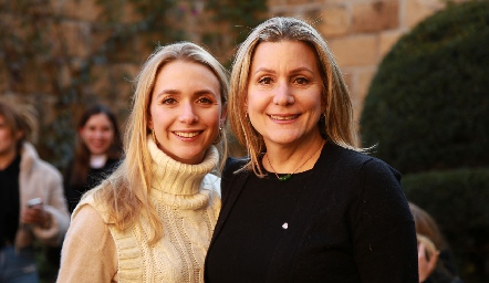  Faustina Villarreal con su mamá Pupi García.