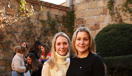  Faustina Villarreal con su mamá Pupi García.