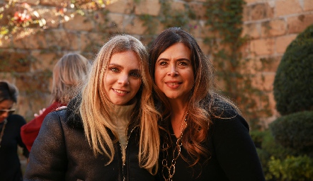  Mariana Pizzuto con su mamá Pily Díaz de León.