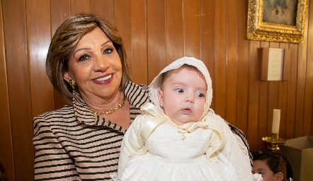  Idalia Mestas con su nieta Valentina.