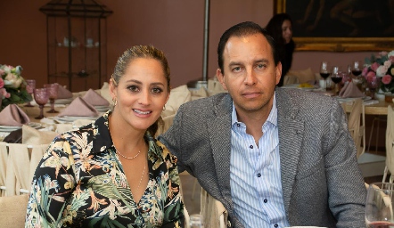  Erika Vegambre y Mario López.