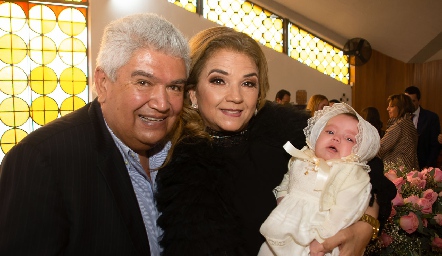  Francisco Ruiz y Luz María Márquez con su nieta Valentina.