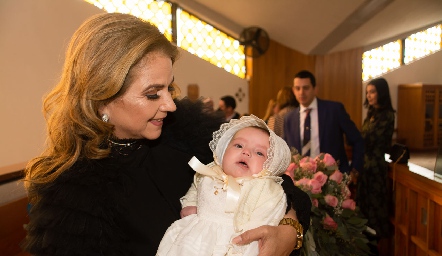  Luz María Márquez con su nieta Valentina.
