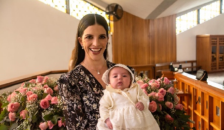  Idalia Echegollen y su hija Valentina.