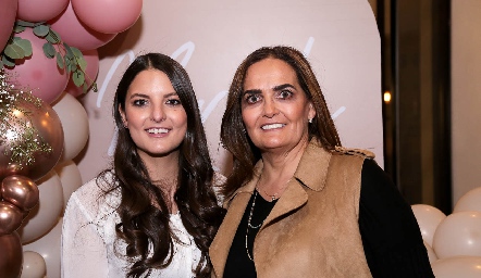 Gabriela González con su mamá Gabriela Villanueva.