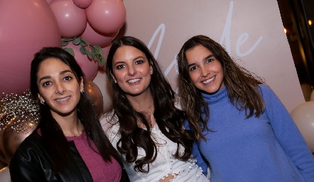  Isabel Villanueva, Gabriela González y Montserrat Villanueva.