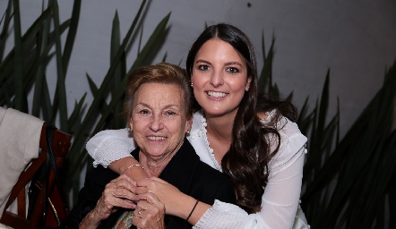  Yuya Martí con su nieta Gabriela González.