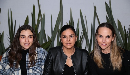  María Paula González, Mari Tere García y Yuya González.