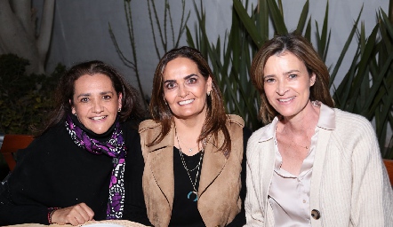  Martha Elena Meade, Gabriela Villanueva y Marisa Valle.