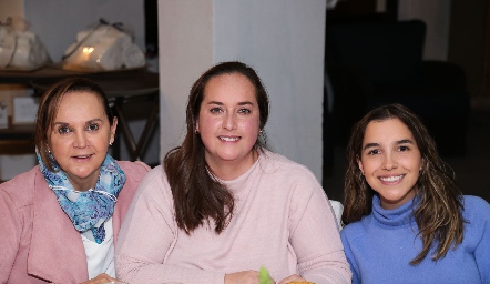  Lucy Villanueva, Cecilia Villanueva y Montserrat Villanueva.