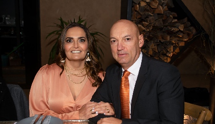  Gabriela Villanueva y Carlos González, papás de la novia.
