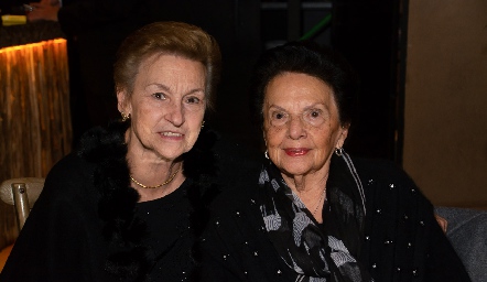  Yuya Martí y Evangelina de Villanueva, abuelitas de la novia.