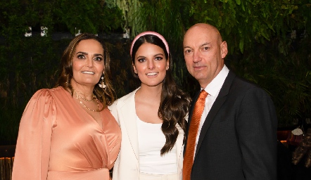  Gabriela Villanueva y Carlos González con su hija Gaby.